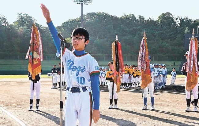 選手宣誓する乃木ライオンズの矢萩司主将＝松江市上乃木１０丁目、市営野球場