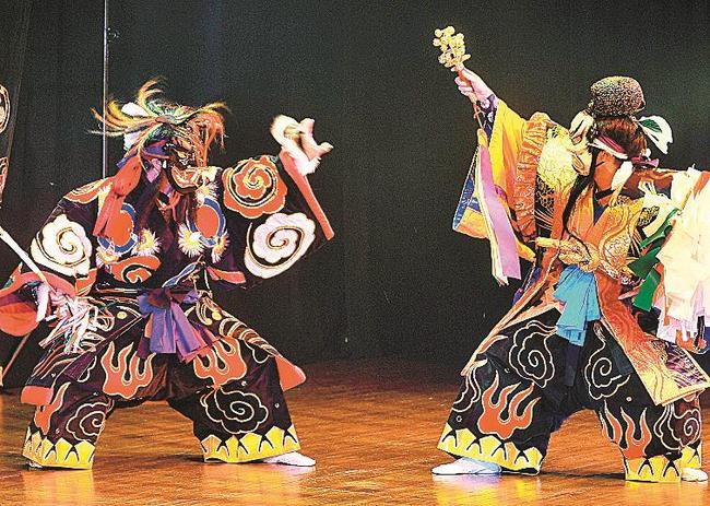 「道返し」を披露するメンバ－＝東京都杉並区、座・高円寺２