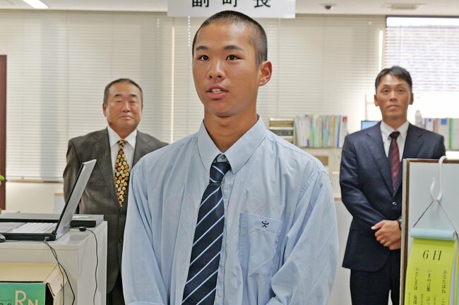 中国地区大会への意気込みを語る塩崎孔耀主将（中央）＝島根県川本町川本、町役場