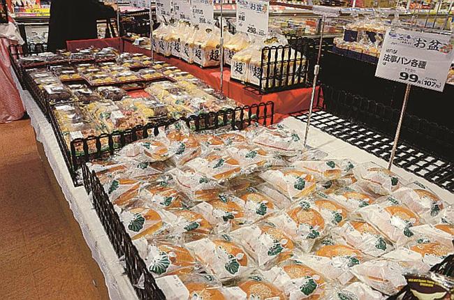 おはぎや赤飯の横に、お供え用のパンが並ぶスーパーの売り場＝松江市学園２丁目、みしまや学園店