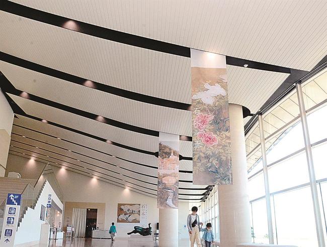 耐震改修工事を予定するロビー天井＝松江市袖師町、島根県立美術館