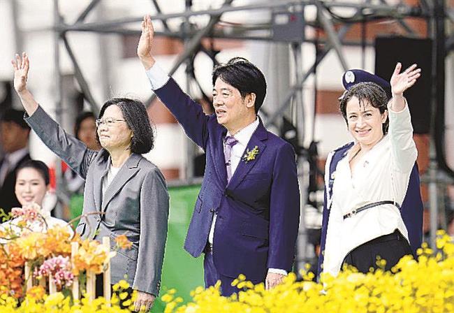 就任式典で手を振る（左から）蔡英文前総統、頼清徳新総統、蕭美琴新副総統＝２０日、台北の総統府前（共同）
