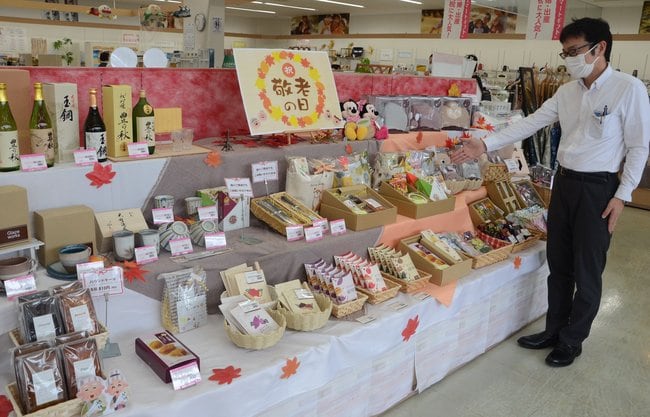 今年の「敬老の日」は１９日。ギフト店やショッピングセンターで、贈り物にお薦めの品を聞いた＝松江市田和山町、フジキ田和山店