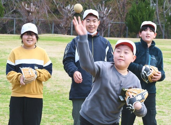 大谷翔平選手から贈られたグラブでキャッチボールする児童＝松江市鹿島町手結、恵曇小学校