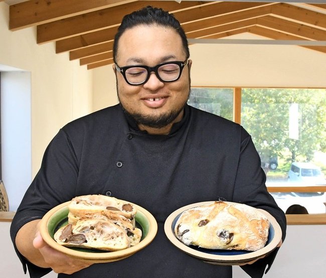 神紅を使った「出雲神紅とクルミのリュスティック」を手にする倉益孝行店長＝出雲市斐川町出西、ル・コションドール出西