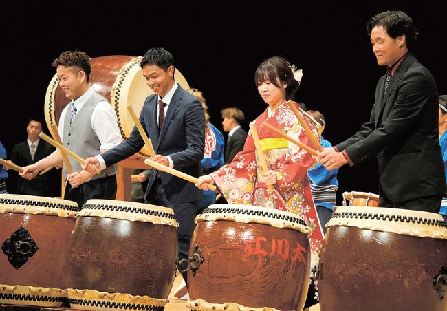 江川太鼓を楽しむ出席者＝島根県川本町川本、悠邑ふるさと会館