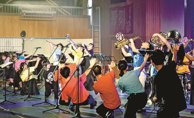 楽しいステージを披露する津和野高校の生徒たち＝島根県津和野町後田、津和野高校体育館