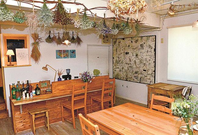未完成食堂では、花に囲まれた空間で料理を楽しめる＝松江市大正町、ランパルフェ