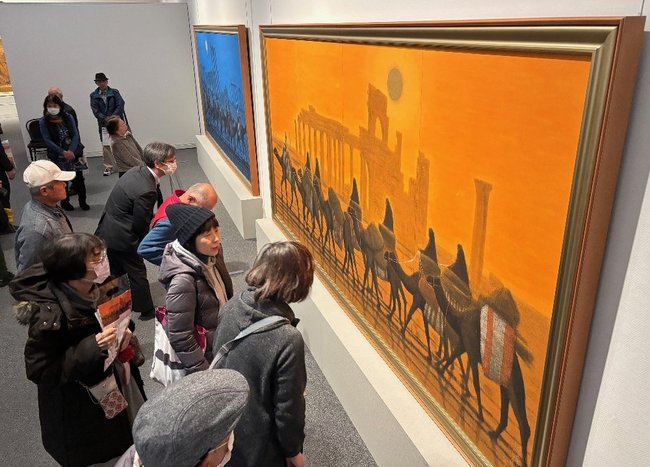 パルミラ遺跡を題材にした平山郁夫さんの作品を鑑賞する来場者＝１７日、松江市袖師町の島根県立美術館