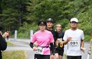 小雨が降る中、真剣に走る