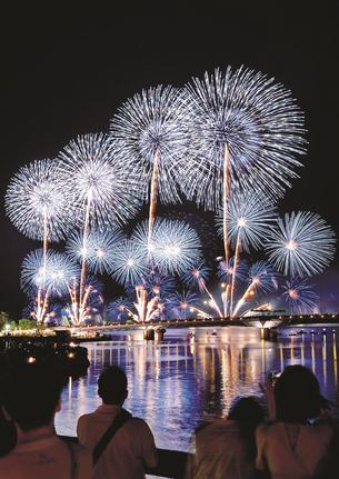 宍道湖上４カ所から一斉に打ち上げられ、夜空を焦がす大輪の花火＝５日午後８時４３分、松江市・松江大橋（長時間露光）