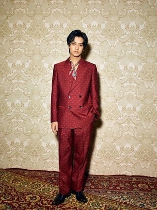 エトロ2026春夏ウィメンズコレクションのファッションショーに登場したKing & Prince・高橋海人