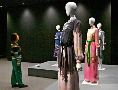 森英恵さんデザインのドレス華やか「今見ても、かわいい」 1960