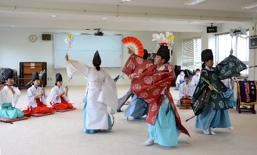 石見神楽の練習をする郷土芸能部員＝浜田市熱田町、浜田商業高校