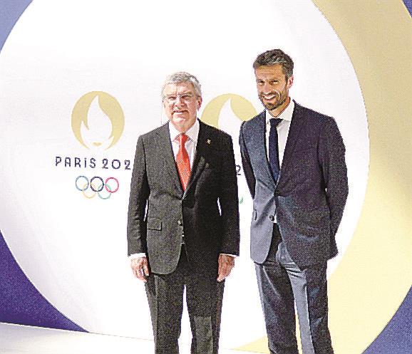 写真撮影に応じるＩＯＣのバッハ会長（左）とパリ五輪組織委員会のエスタンゲ会長＝２０２２年７月、パリ郊外（共同）