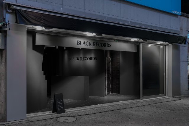 BMSG、“視覚情報ゼロ”のレコードショップ『BLACK RECORDS』を渋谷にオープン