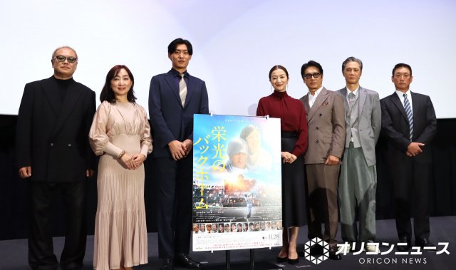 映画『栄光のバックホーム』舞台あいさつに登壇した(左から)秋山純監督、中井由梨子氏、松谷鷹也、鈴木京香、高橋克典、加藤雅也、金本知憲氏 (C)ORICON NewS inc.