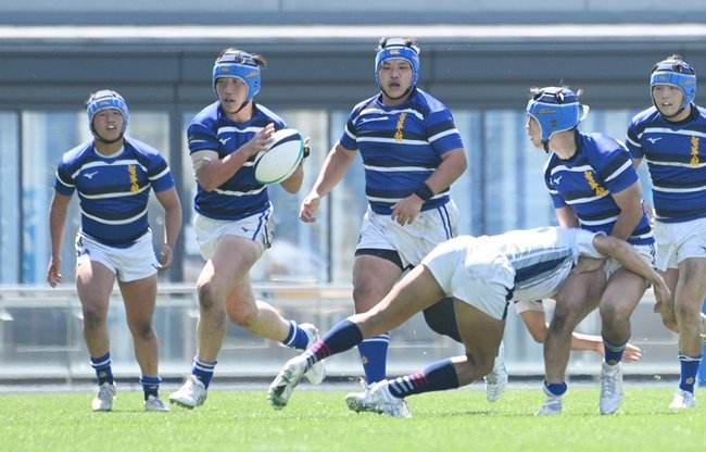 【ラグビー決勝・石見智翠館－大阪桐蔭】前半、自陣でボールをつなぐ石見智翠館＝熊谷ラグビー場