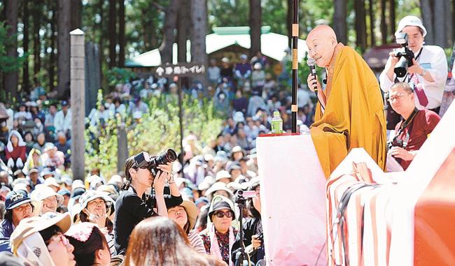 名誉住職を務める岩手県二戸市の天台寺で、特別法話を行う瀬戸内寂聴さん=2017年5月