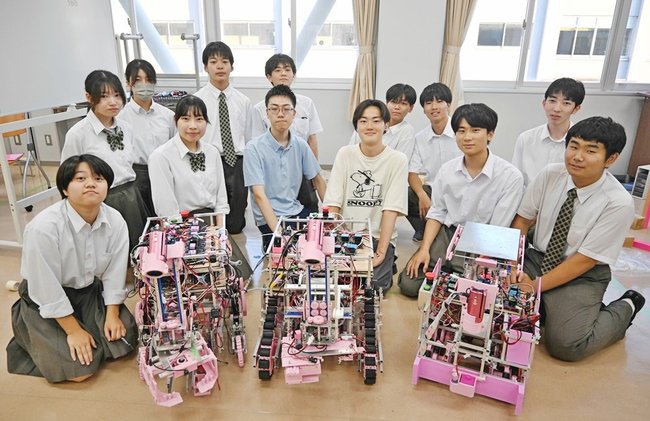 松江高専チーム「ＭＣＴ」とロボット。（左から）「いずも」、「やくも」、「おき」＝松江市西生馬町、松江高専