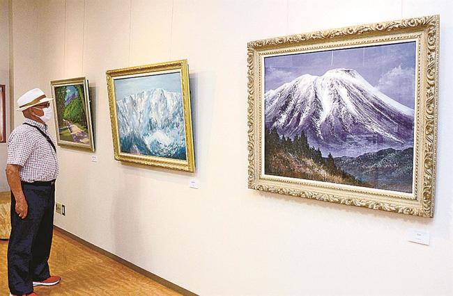 大山を題材にした油彩画を鑑賞する来場者＝鳥取県大山町大山、県立大山自然歴史館