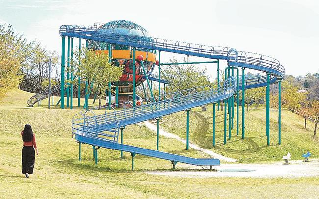 複合遊具「オロチランド」が目を引くみなり遊園地＝島根県奥出雲町三成
