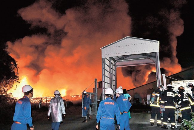激しく燃える農場の施設＝７日午後６時１６分、鳥取県南部町下中谷
