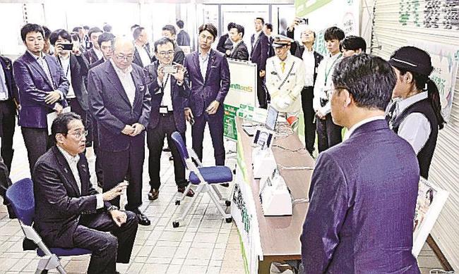 ＪＲ前橋駅に設置された「デジタルよろず相談所」を視察する岸田首相（左）＝３日午後（代表撮影）