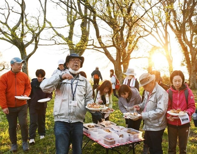 山吹城跡がある要害山の山頂で天空の朝ごはんを楽しむ参加者ら＝大田市大森町