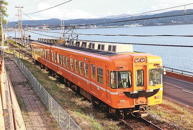 ハロウィーンに合わせ一畑電車が運行する「ハロウィン電車」＝松江市国屋町