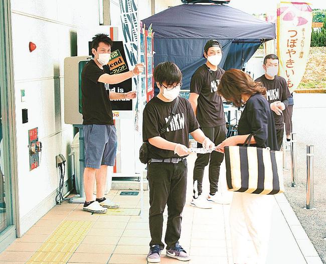 「Ｍａｓｕｄａ石見神楽Ｗｅｅｋ」を宣伝チラシを配布するＩｗａｍｉカグラボメンバー＝益田市常盤町、キヌヤ益田ショッピングセンター