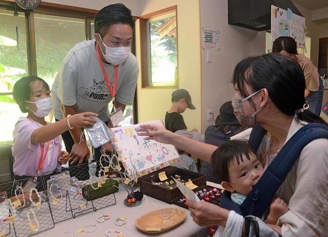 ２０２２年１０月に初めて開かれた「こどもマーケット」で接客する児童（左端）＝出雲市野郷町