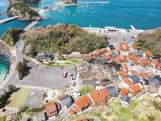 鎮圧から約半日が経ち、徐々に全貌が明らかになってきた火災現場＝２日午後０時５４分、松江市島根町加賀（小型無人機で撮影）