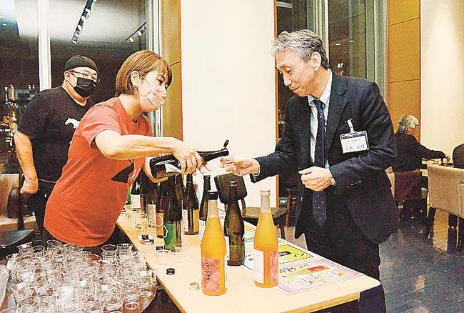 島根の地酒を楽しむ参加者＝東京・銀座、ラウンジ日比谷