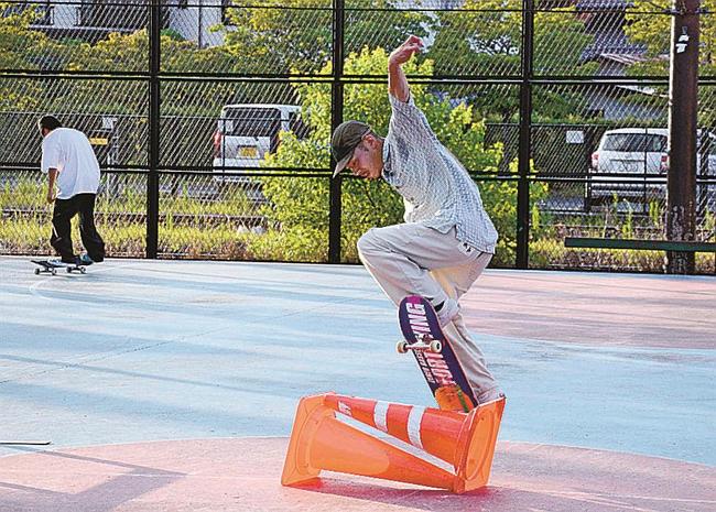 スケートボードを楽しむ愛好者〓(?)松江市東出雲町揖屋、揖屋ふれあい広場