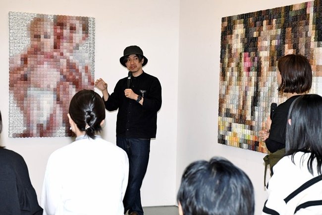 作品の意図を解説する安田知司さん＝島根県飯南町野萱、Ｃａｆｅ　ａｎｄ　Ｇａｌｌｅｒｙ　鐘や