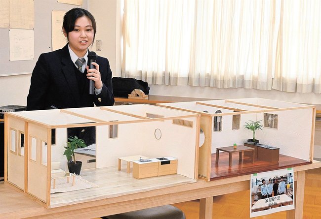 課題研究で制作した作品を発表する生徒＝松江市古志原４丁目、松江工業高校