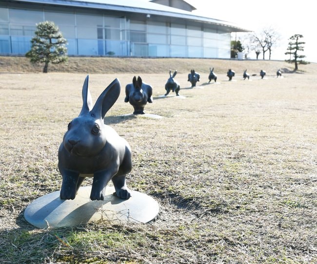縁結びの御利益があるとのうわさもある「宍道湖うさぎ」＝松江市袖師町、島根県立美術館