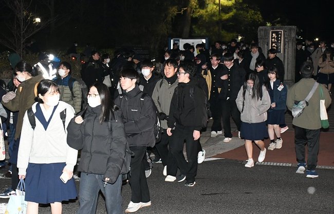 大学入学共通テストを終えて帰路に就く受験生たち＝１月１９日午後、松江市西川津町の島根大