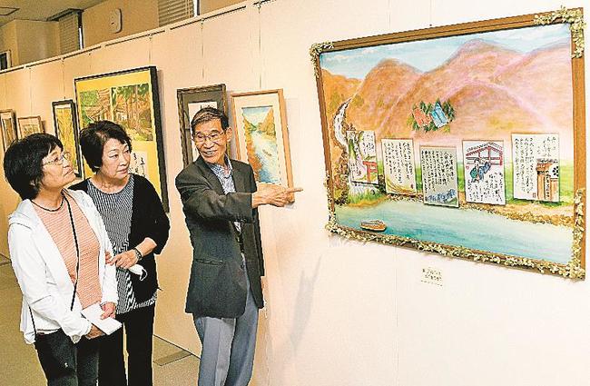 書と水彩画の作品を説明する水野博司さん（右）＝松江市東朝日町、中国電力ふれあいホール