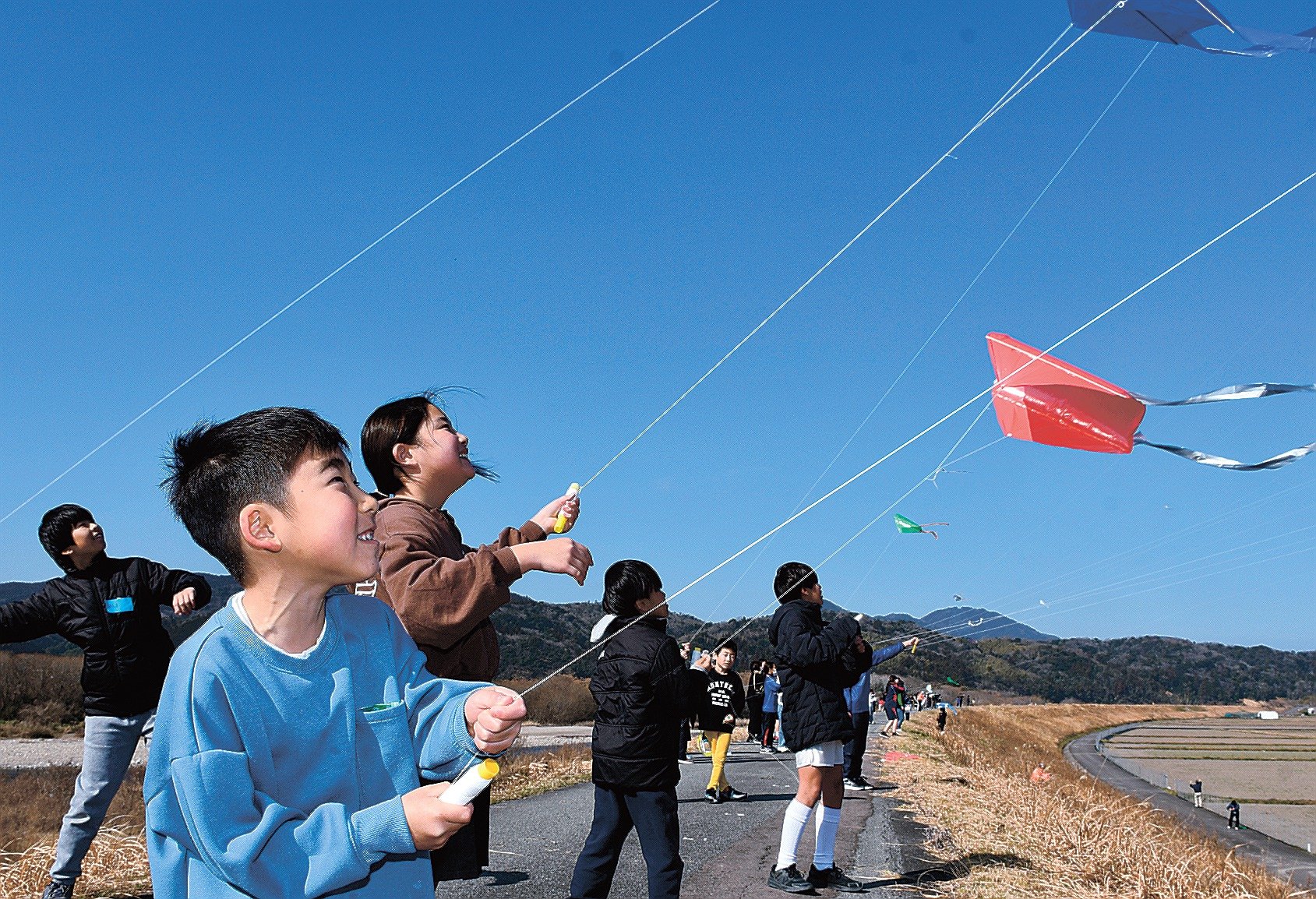 風に乗り、たこ高々 益田・高津川堤防で手作り揚げる | 山陰中央新報