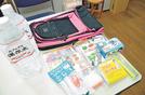 小林慎宣さんたちが活動する嘉久志地域コミュニティ交流センター内に用意してある防災バッグの品々