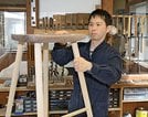 「木との対話でいいものを作るのが木工の面白さ」と話す村山創達さん＝松江市大庭町の出雲かんべの里