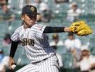 仙台育英戦に２番手で登板した鳥取城北・鈴木＝甲子園