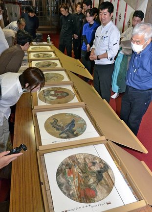 修復を終え、間近で公開された天井絵に見入る特別拝観の参拝者＝鳥取県大山町大山、大神山神社奥宮