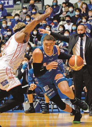 【第３３戦・島根ー大阪】第３クオーター、島根のリード・トラビス（中央）がドリブルで切り込む＝松江市総合体育館