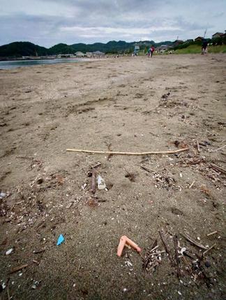 砂浜に紛れているプラスチックごみの破片＝松江市鹿島町、古浦海水浴場