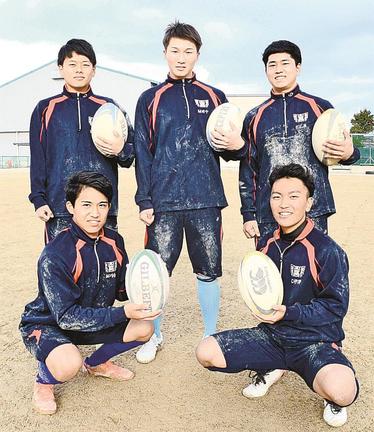 培った経験をラグビーでも生かしたいと誓う元野球部の５人＝米子市博労町４丁目、米子工業高校