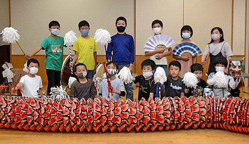 仲間のメンバーたちとポーズを決める、後列左から宮能大誠君と煌大君＝松江市内中原町の市立内中原小学校