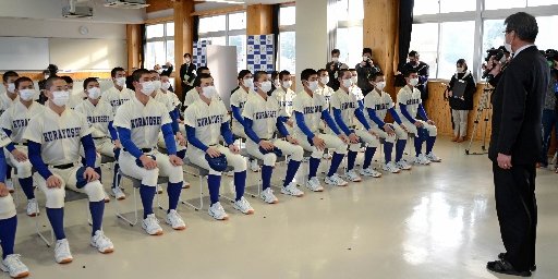徳田章人校長（右）から報告を受ける倉吉総合産ナイン＝倉吉総合産業高